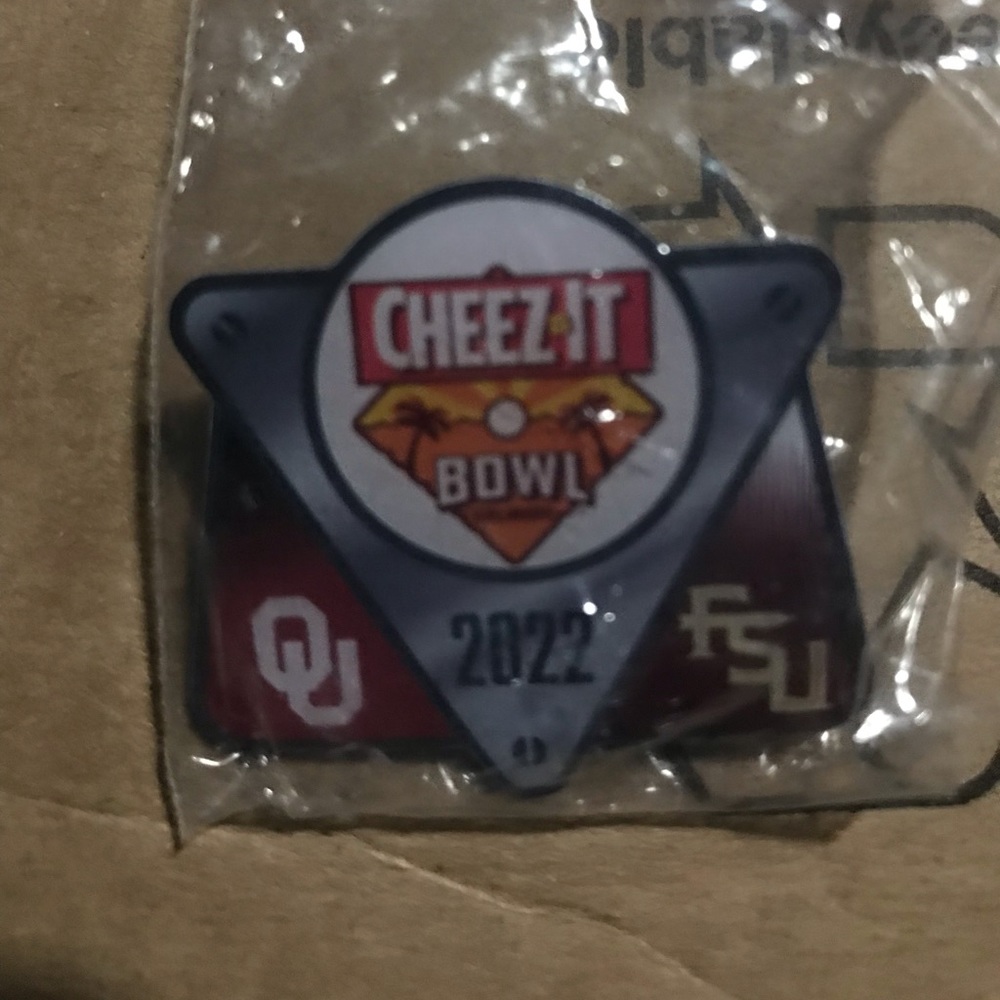 2022 cheezit bowl dueling helmet pin lapel pin FSU Oklahoma